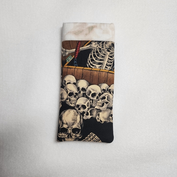 Black Skull Pattern Glasses Case - Picture 2 of 2